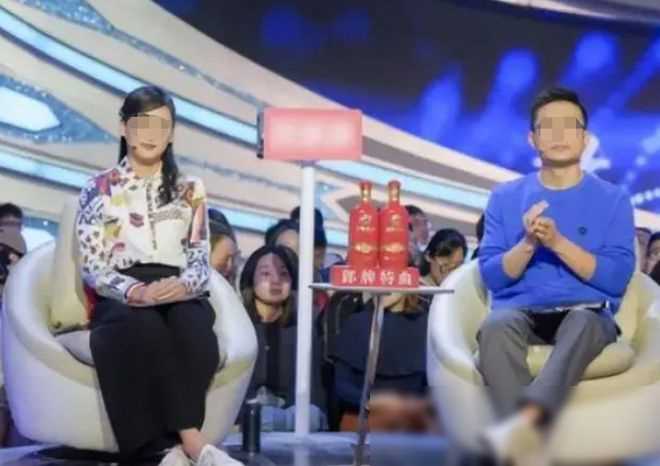 主持人梁田超美发箍美腿一字带高跟鞋,这腿真是又直又长